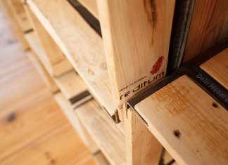 Moveo. Via: Pallet furniture done differently by reditum