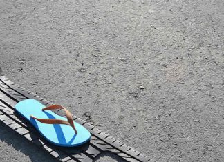 GomaVial designed Tireflops. A flipflop that uses upcycled tires for a very durable outsole with maximum grip on dry or wet surface.
