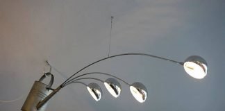 André Stache took a used watering can and upcycled it together with 4 lights into an amazing pendant that looks like it sprinkles 'light' into the room. – upcycleDZINE