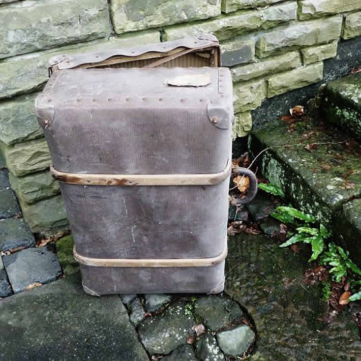 Stool made out of a vintage suitcase by AERO-1946 – upcycleDZINE
