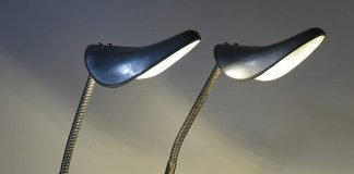 Du Bon Pied desk lamp: upcycled shoe trees by LUMPO – upcycleDZINE
