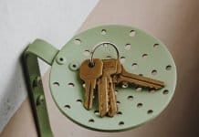 Skimmer spoon reused and given a second life as KEY STORAGE Keys placed on reused Skimmer spoon that functions as key storage by Ideenklette | upcycleDZINE