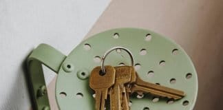 Keys placed on reused Skimmer spoon that functions as key storage by Ideenklette | upcycleDZINE