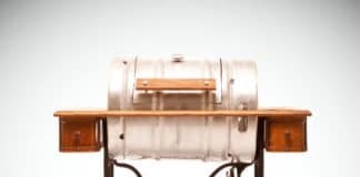 Intriguing upcycle combination: sewing table and a beer barrel Beer barbecue: sewing table and a beer barrel by Schrootmeester | upcycleDZINE